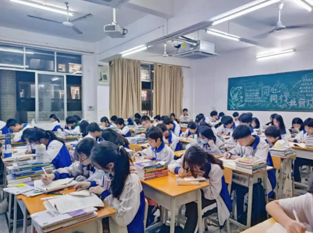 折射的正是教育开展的厚度也是对大力开